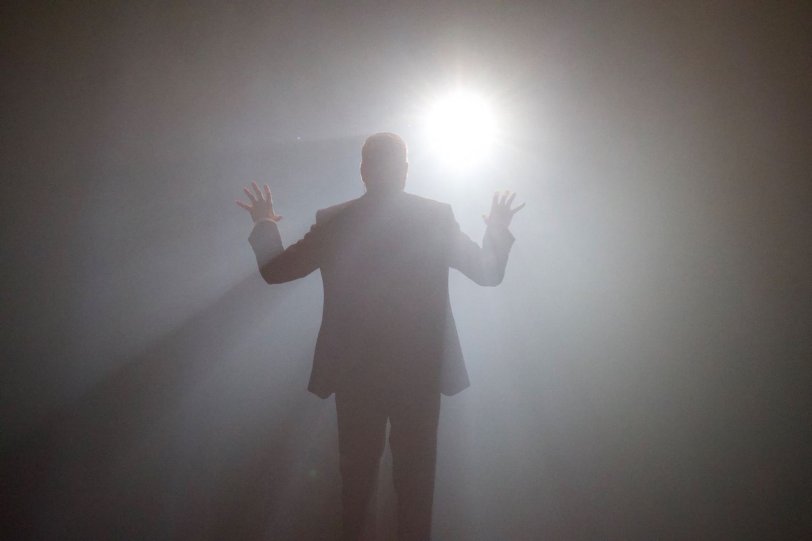 Nikola Pelletier sur scène, face au public, dans une ambiance lumineuse et mystérieuse