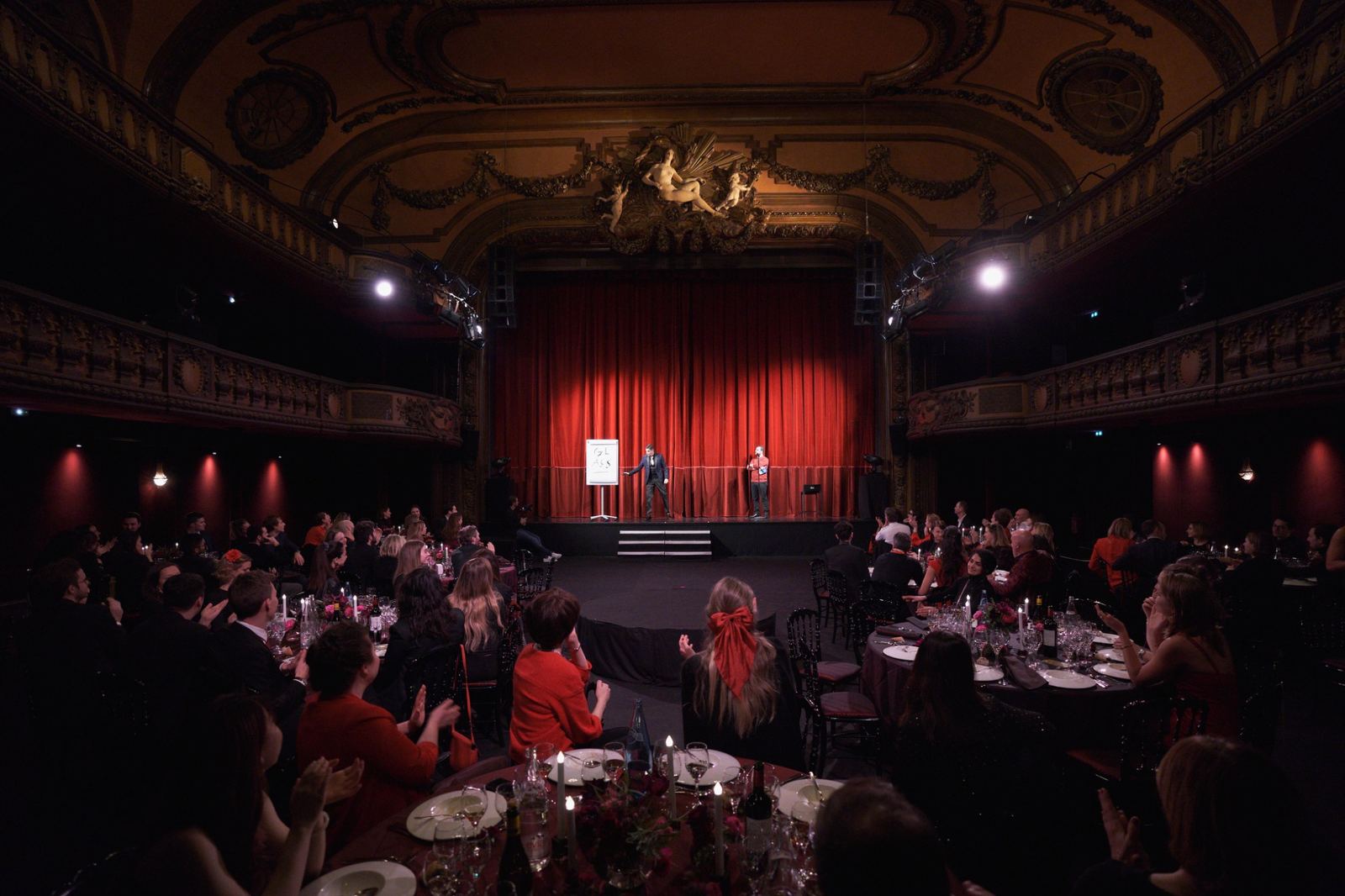 Vue d’ensemble d’une salle de spectacle et de son public